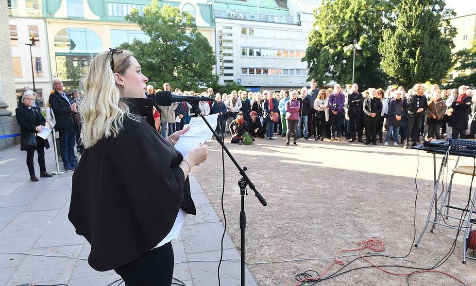 Lisa Bjurwald talar i mikrofon inför en samlad publik utomhus